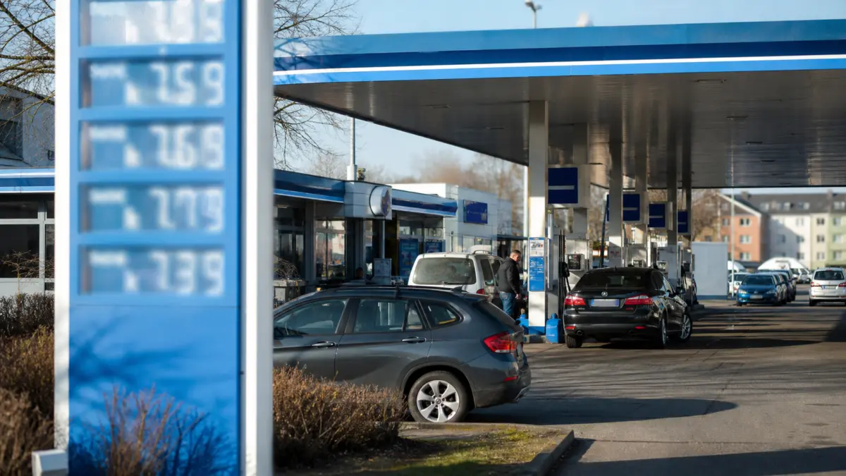 Autos an einer Tankstelle als Symbol für Ölpreis- und Inflationsdruck auf den Kryptomarkt