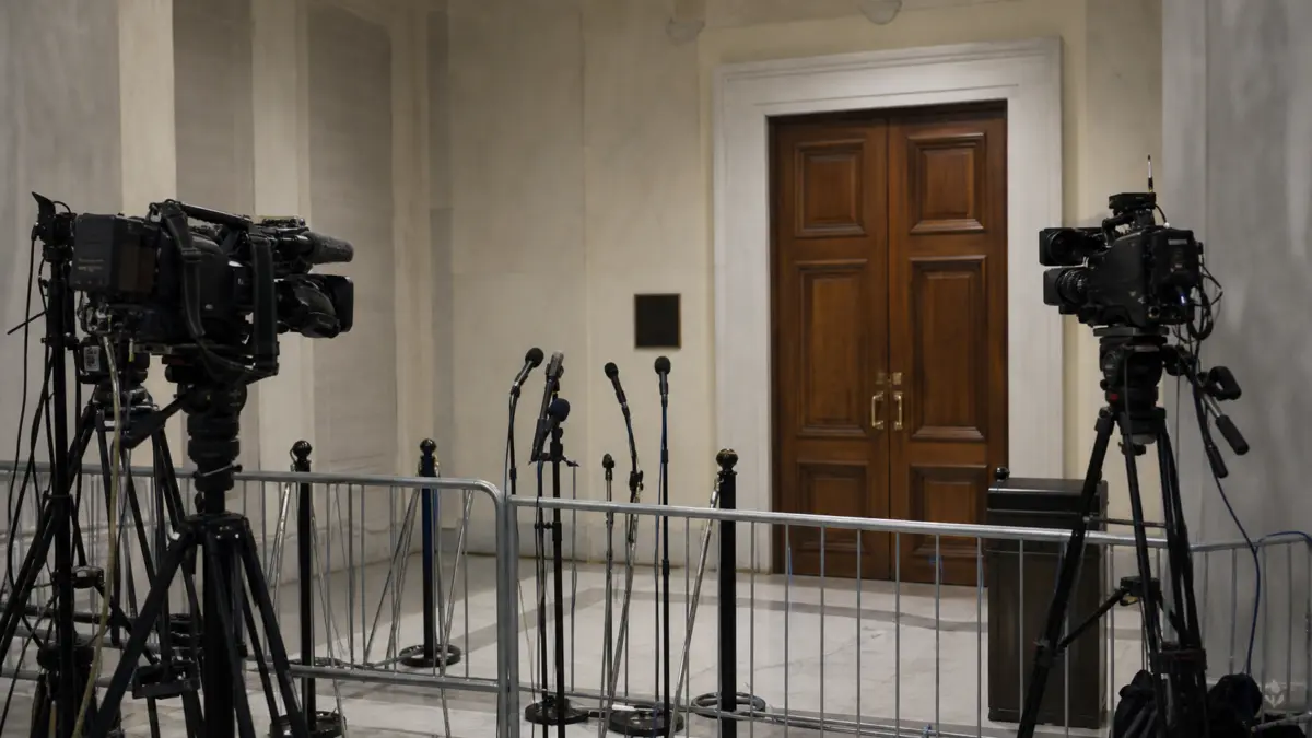 Leere Pressezone vor einem verschlossenen US-Senats-Ausschussraum als KI-Symbolbild fuer stockende Krypto-Regulierung und Bitcoin-Marktrisiko.